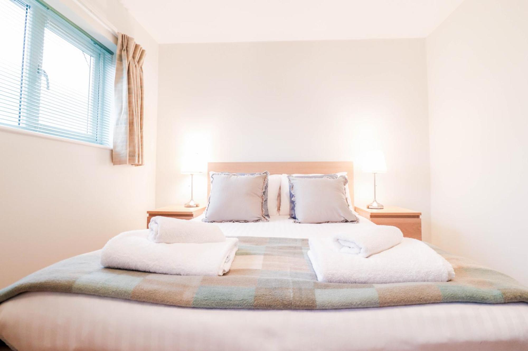 Bright And Spacious Contractor House L Parking! บอร์แรมวูด ภายนอก รูปภาพ