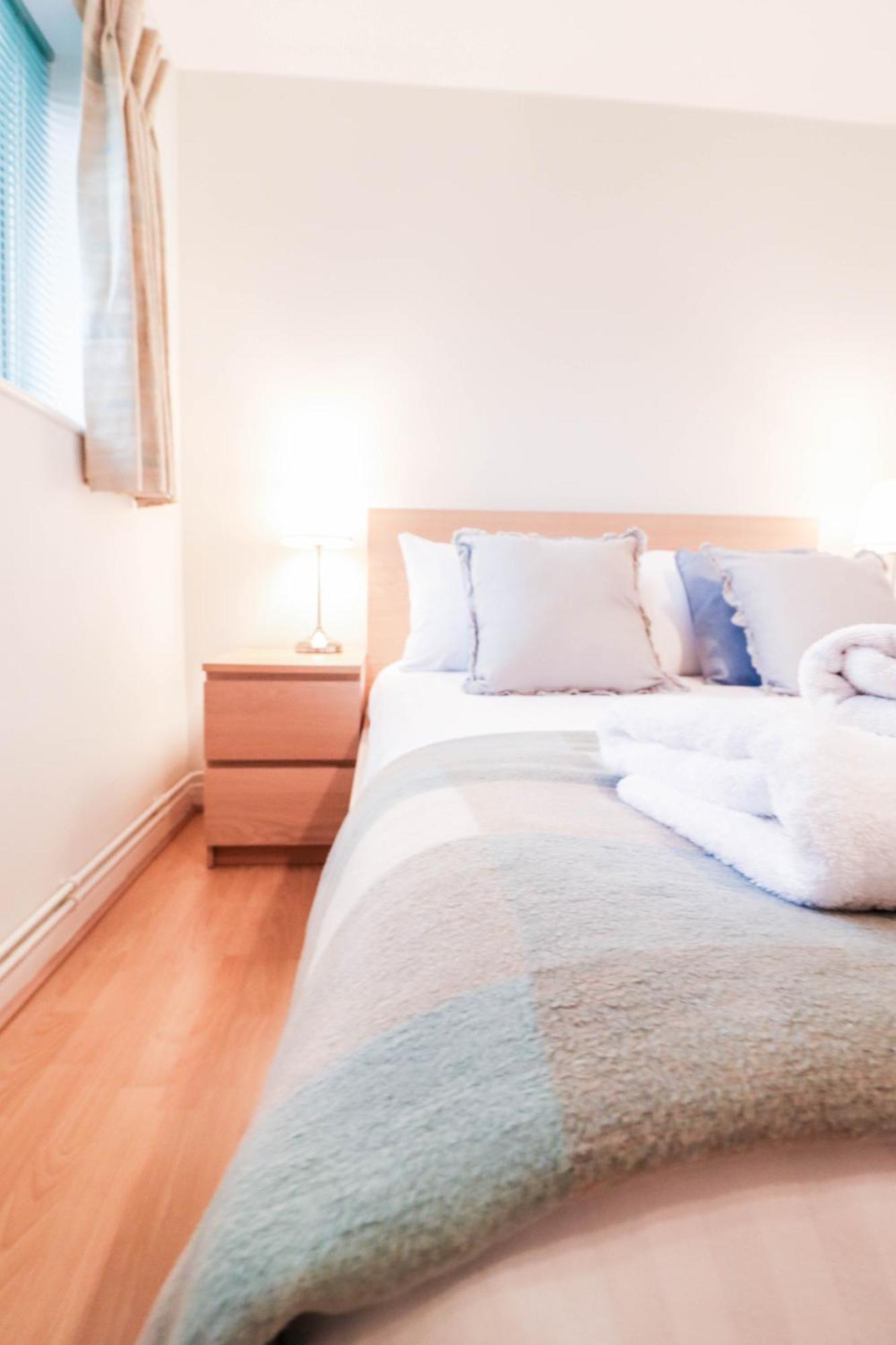 Bright And Spacious Contractor House L Parking! บอร์แรมวูด ภายนอก รูปภาพ