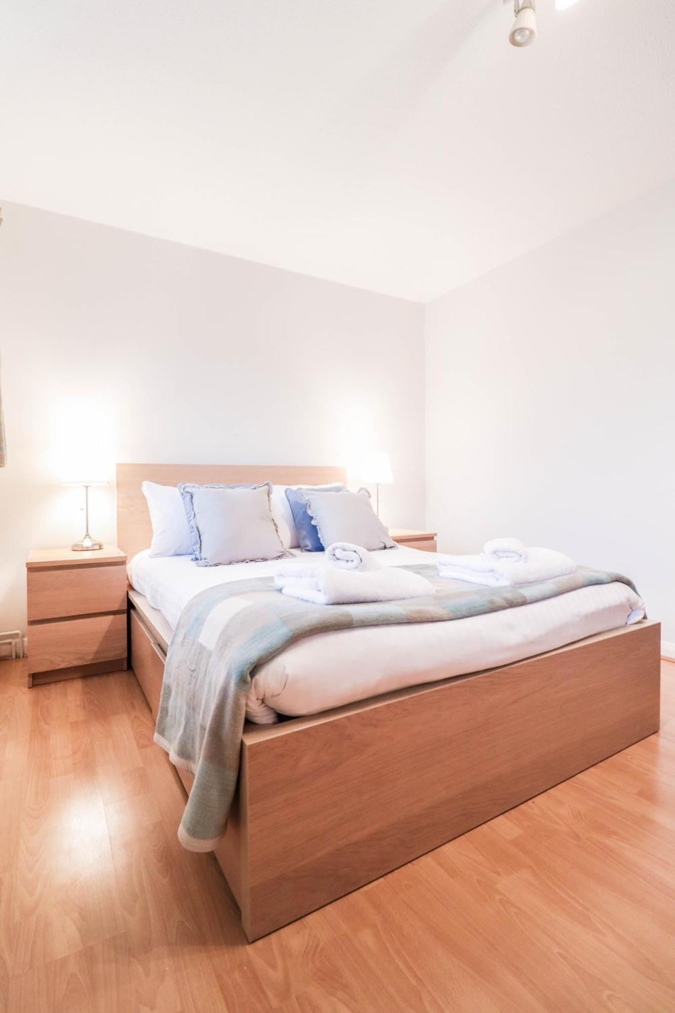 Bright And Spacious Contractor House L Parking! บอร์แรมวูด ภายนอก รูปภาพ