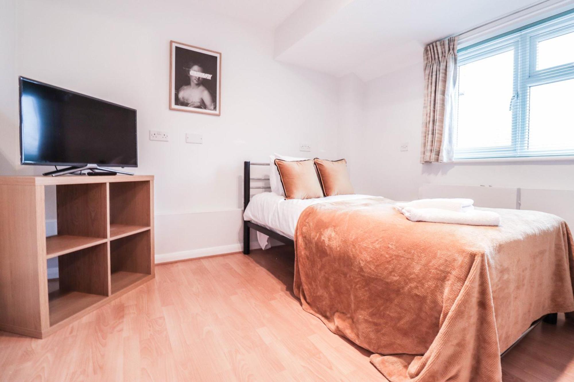 Bright And Spacious Contractor House L Parking! บอร์แรมวูด ภายนอก รูปภาพ