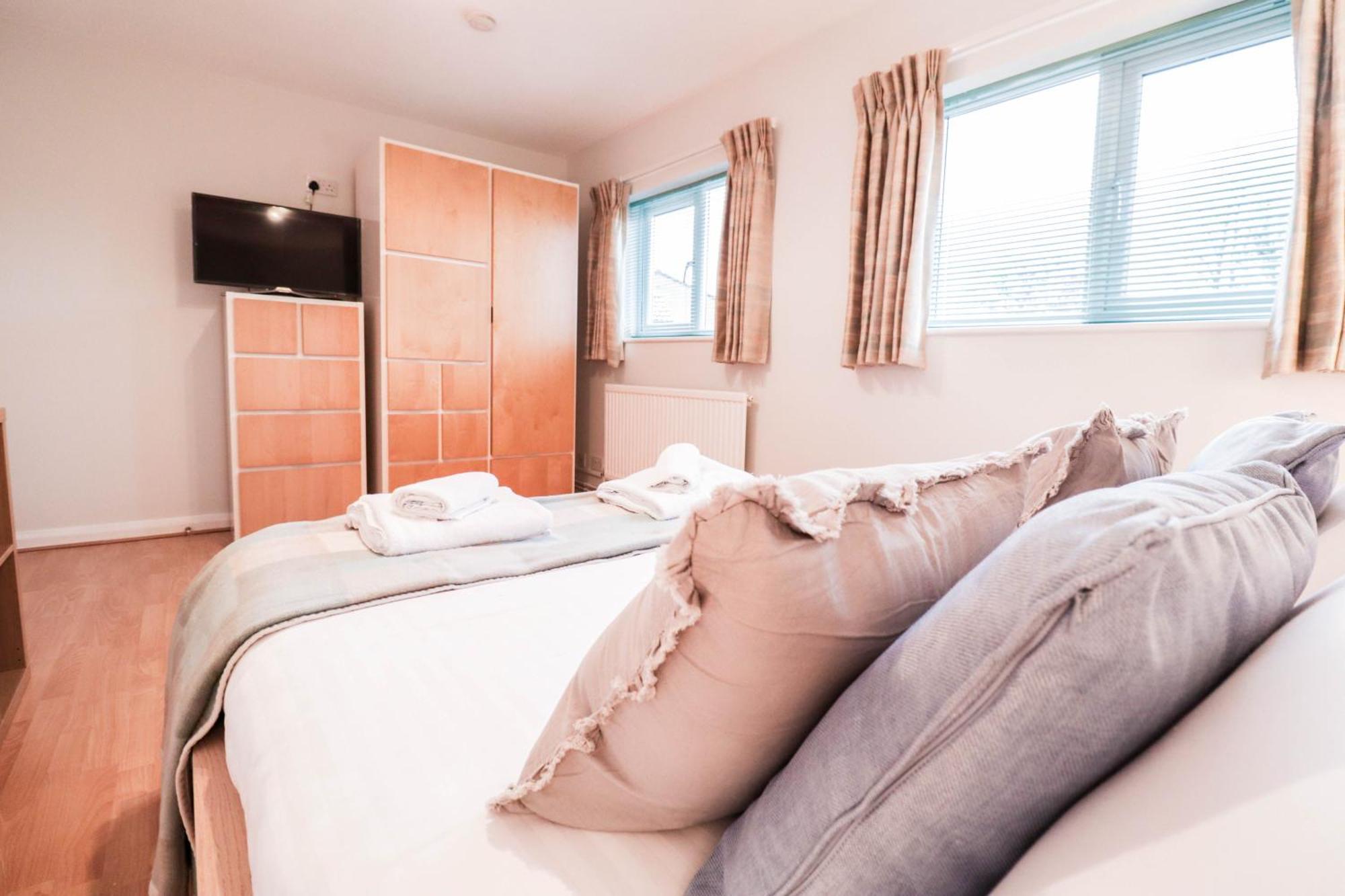 Bright And Spacious Contractor House L Parking! บอร์แรมวูด ภายนอก รูปภาพ