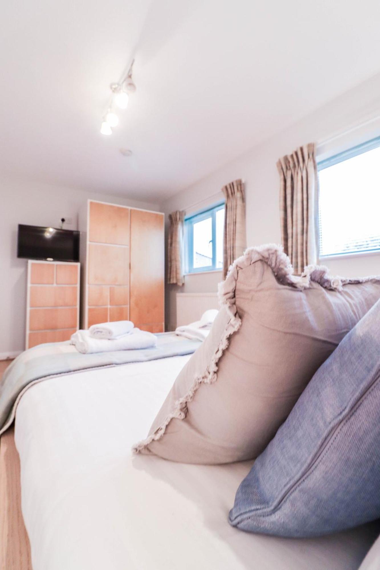 Bright And Spacious Contractor House L Parking! บอร์แรมวูด ภายนอก รูปภาพ