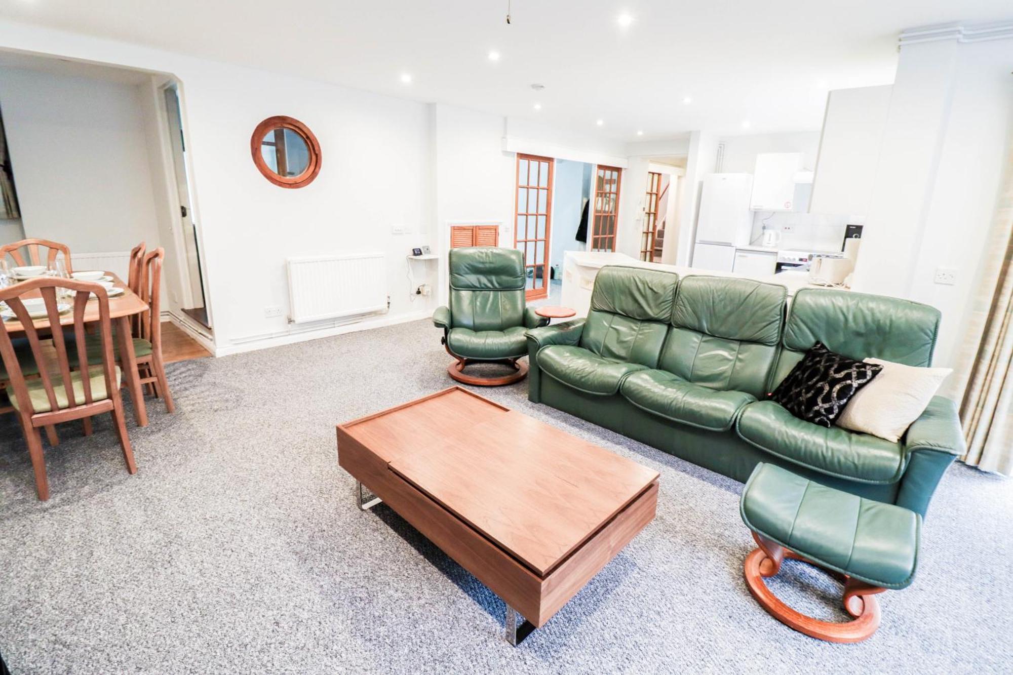 Bright And Spacious Contractor House L Parking! บอร์แรมวูด ภายนอก รูปภาพ