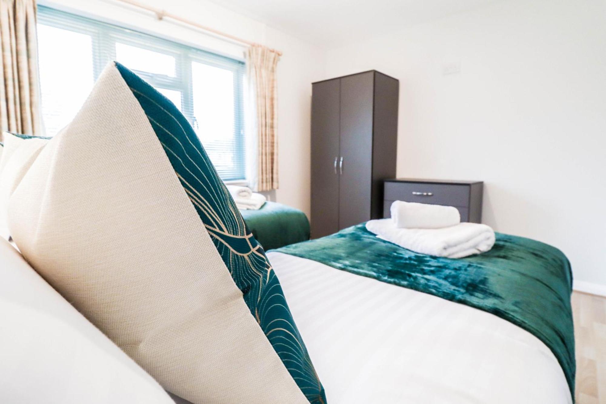 Bright And Spacious Contractor House L Parking! บอร์แรมวูด ภายนอก รูปภาพ