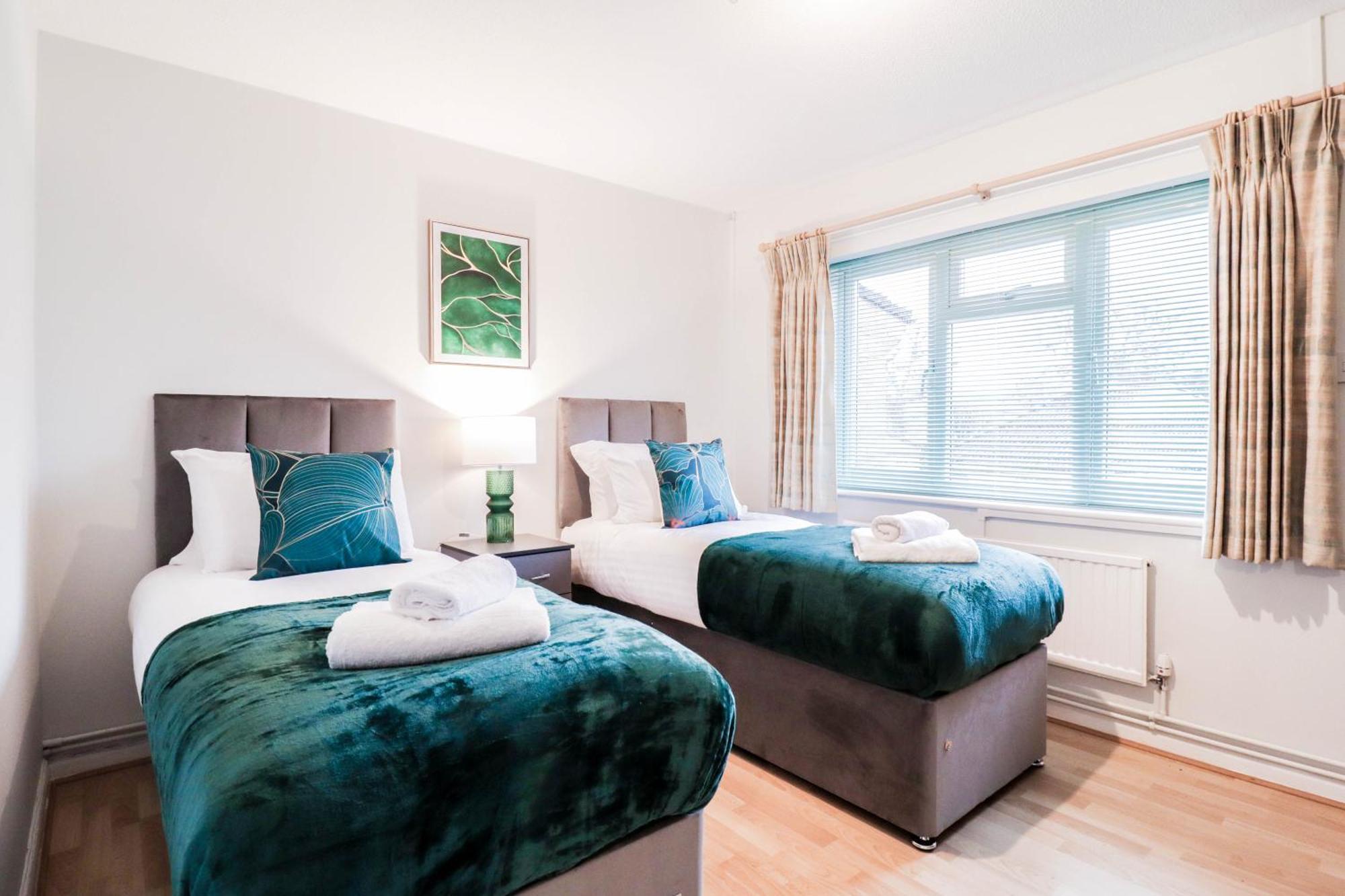 Bright And Spacious Contractor House L Parking! บอร์แรมวูด ภายนอก รูปภาพ