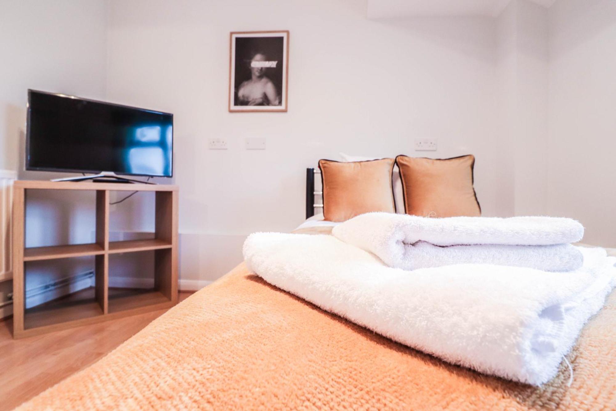 Bright And Spacious Contractor House L Parking! บอร์แรมวูด ภายนอก รูปภาพ