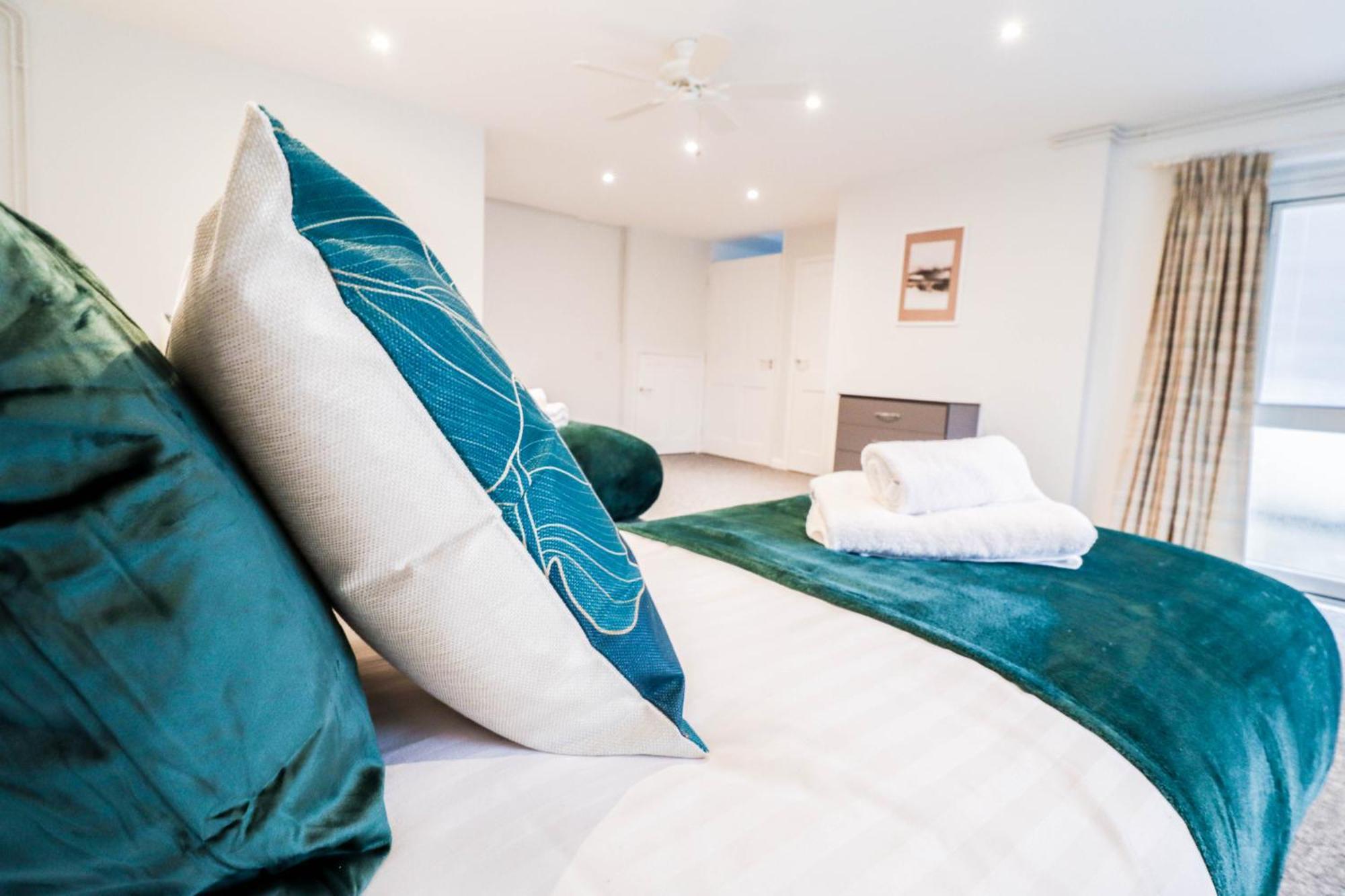 Bright And Spacious Contractor House L Parking! บอร์แรมวูด ภายนอก รูปภาพ