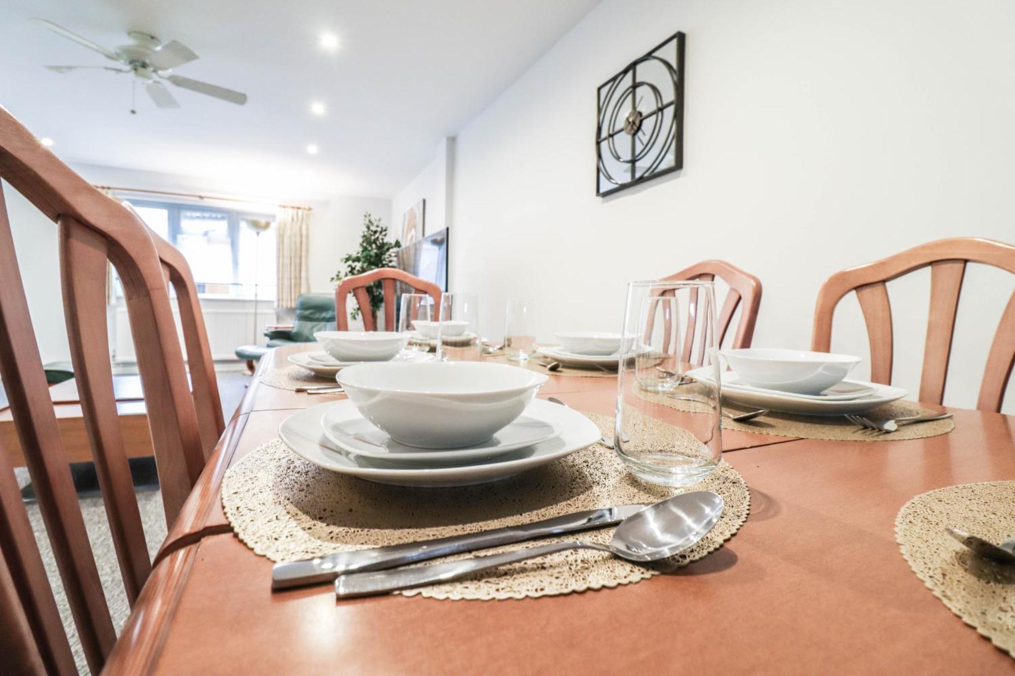 Bright And Spacious Contractor House L Parking! บอร์แรมวูด ภายนอก รูปภาพ