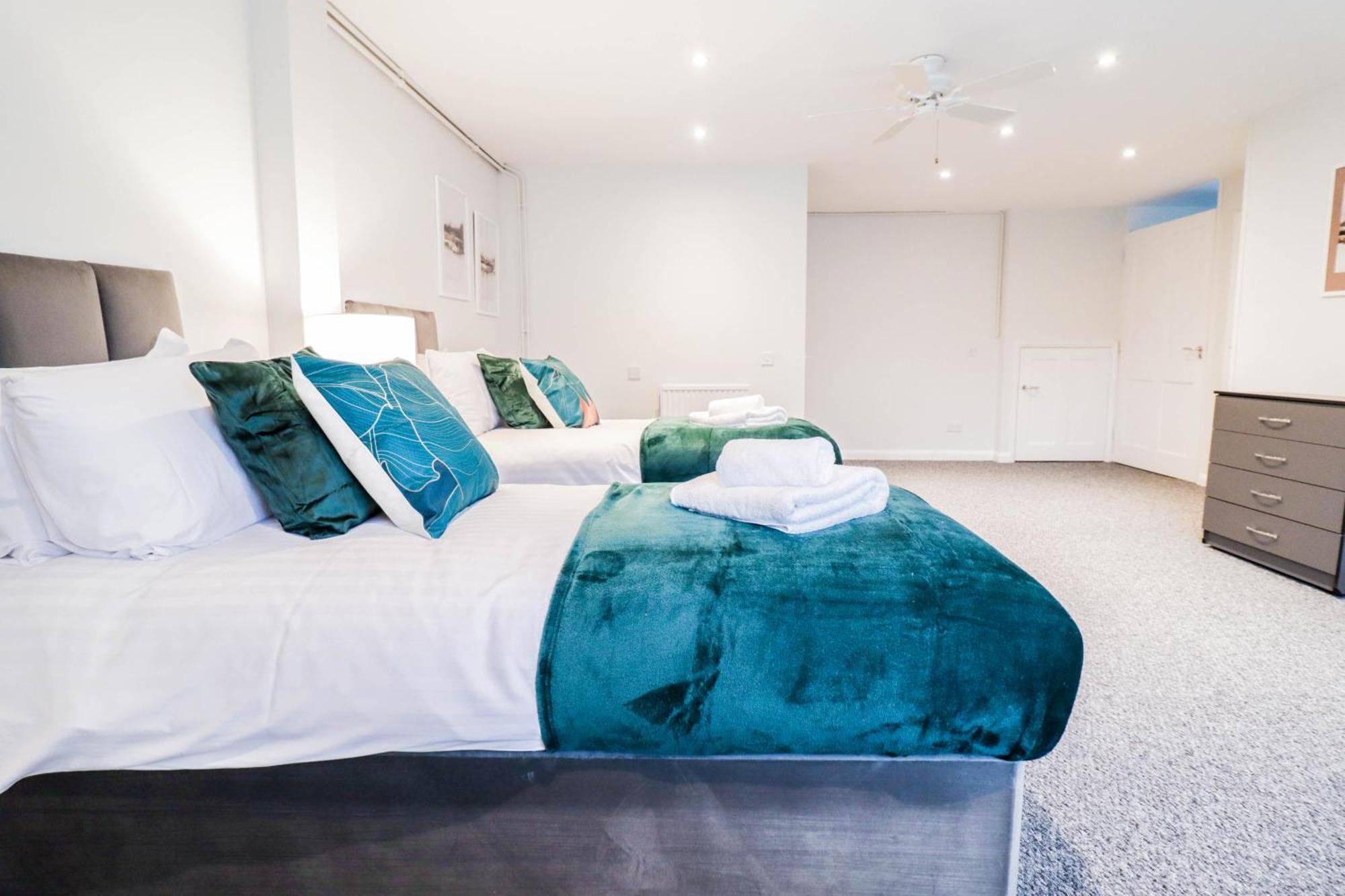 Bright And Spacious Contractor House L Parking! บอร์แรมวูด ภายนอก รูปภาพ