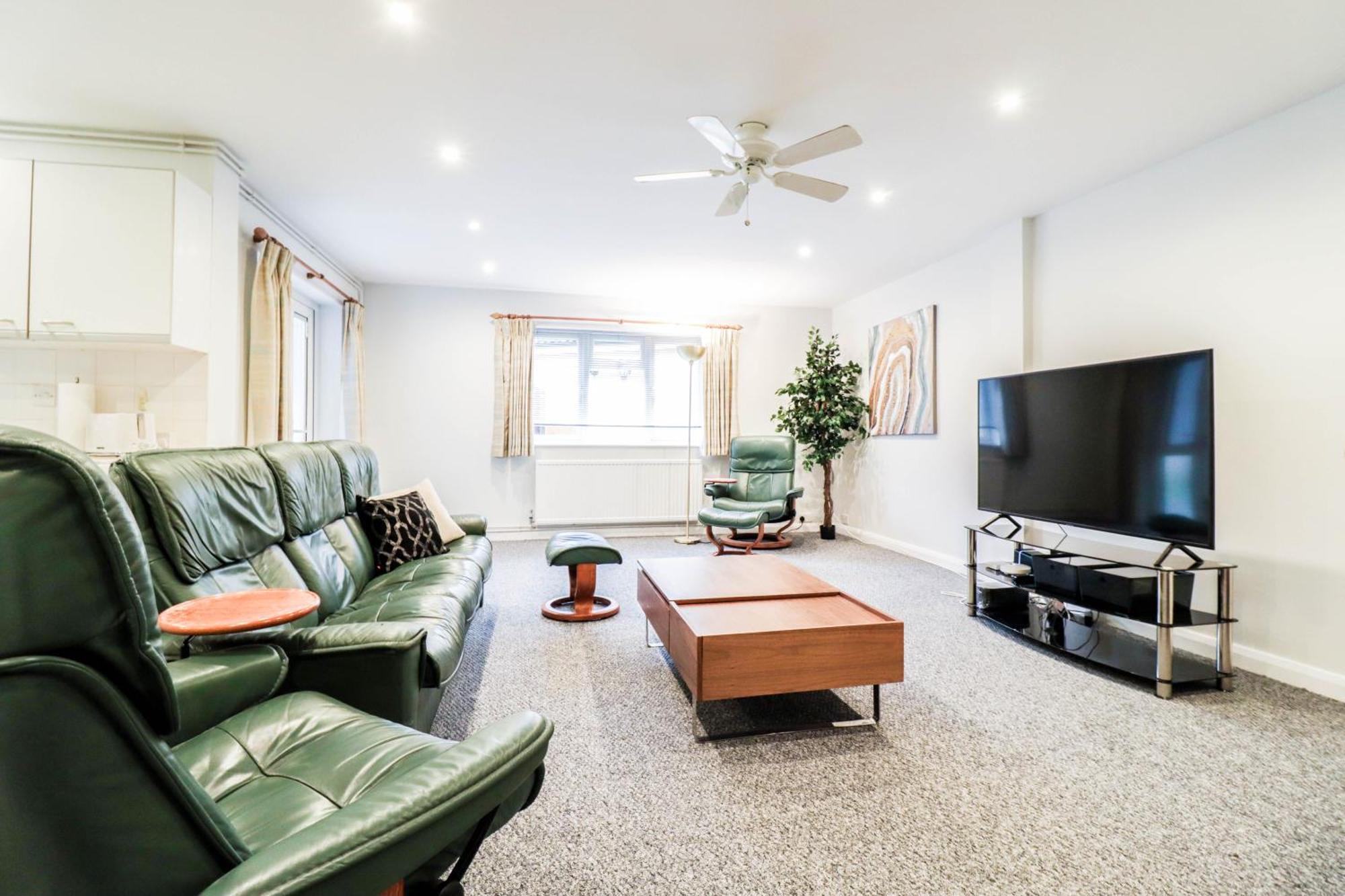 Bright And Spacious Contractor House L Parking! บอร์แรมวูด ภายนอก รูปภาพ