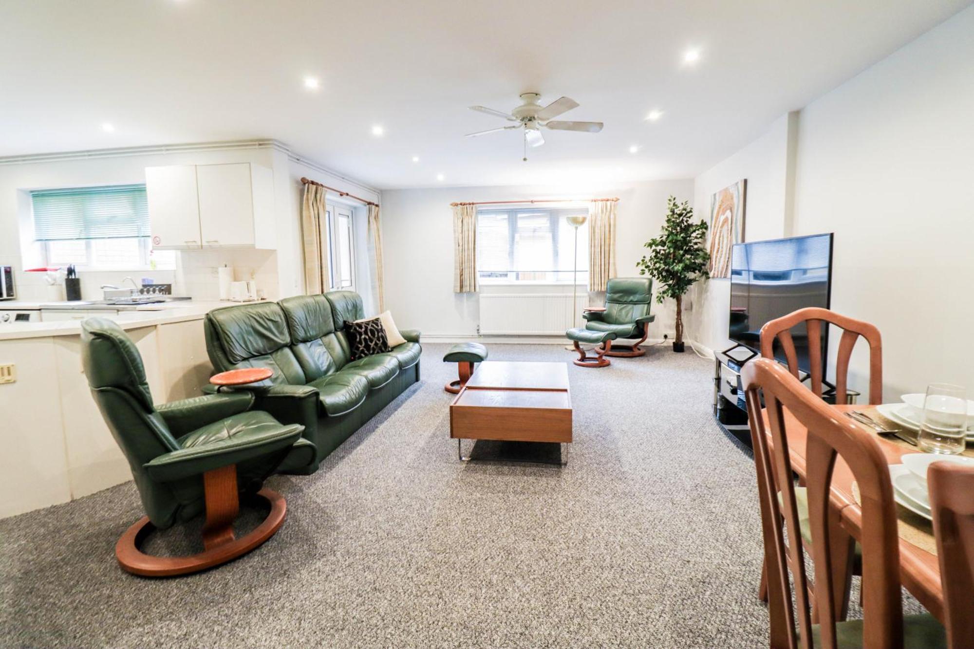 Bright And Spacious Contractor House L Parking! บอร์แรมวูด ภายนอก รูปภาพ