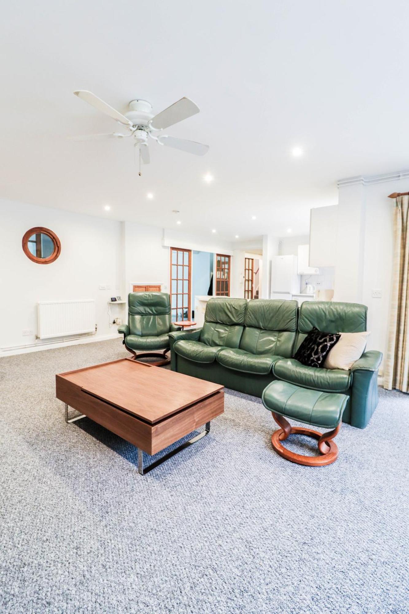 Bright And Spacious Contractor House L Parking! บอร์แรมวูด ภายนอก รูปภาพ