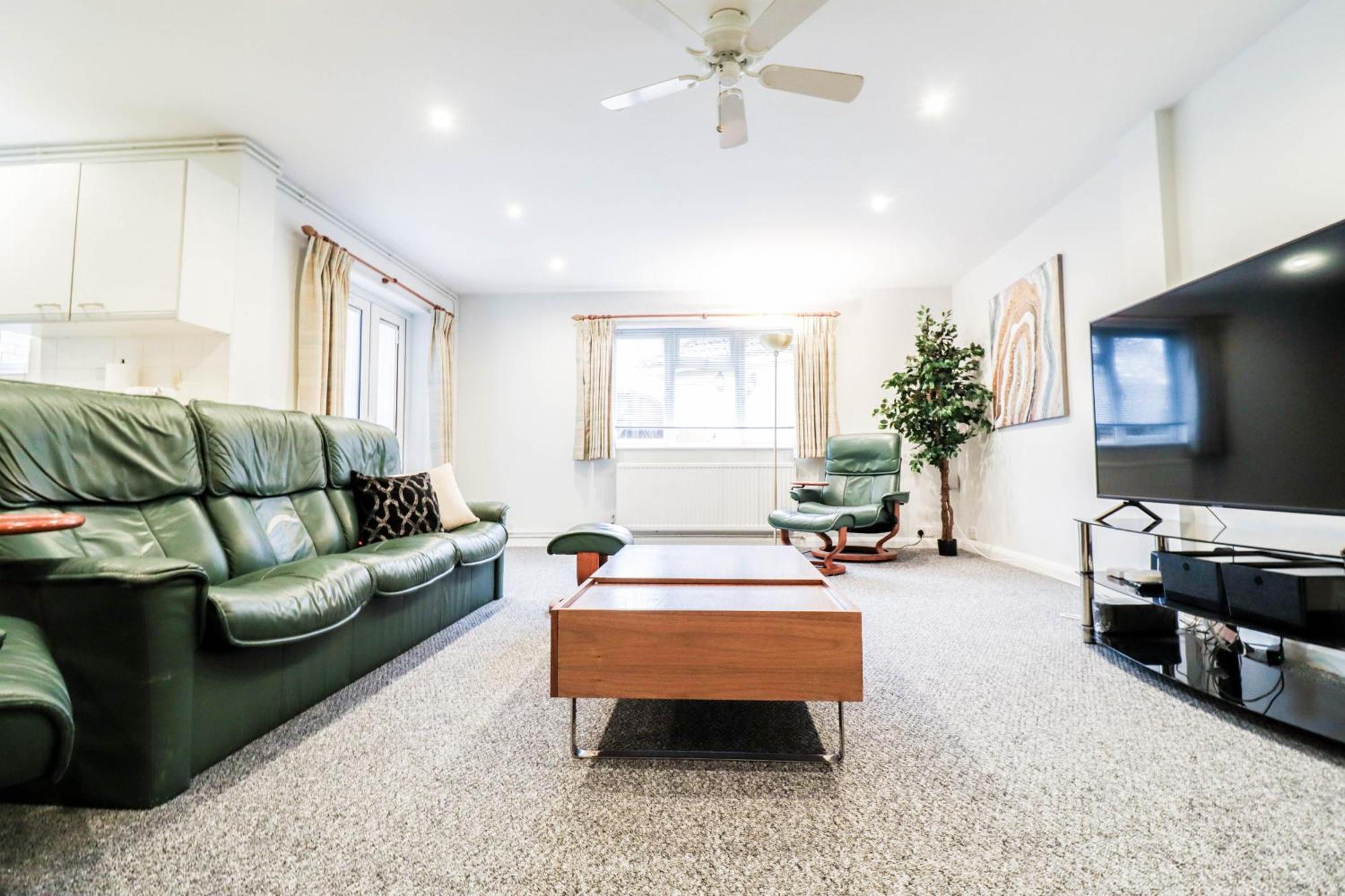 Bright And Spacious Contractor House L Parking! บอร์แรมวูด ภายนอก รูปภาพ