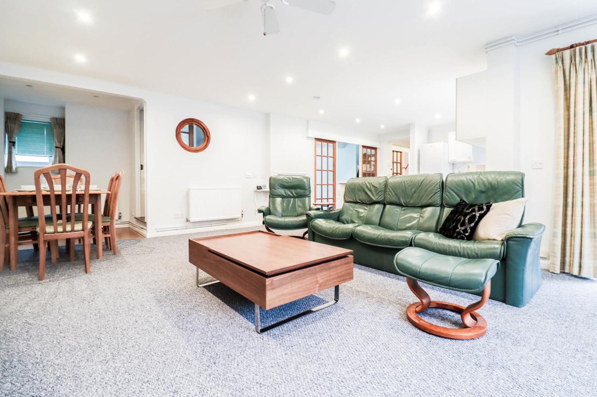 Bright And Spacious Contractor House L Parking! บอร์แรมวูด ภายนอก รูปภาพ